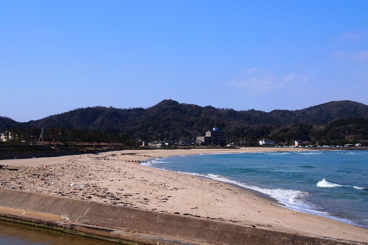 หาดทรายกว้างและน้ำทะเลสีฟ้าของหาดฮัตโจฮามะ ย่านอามิโนะ เมืองเคียวทังโกะ จังหวัดเกียวโต