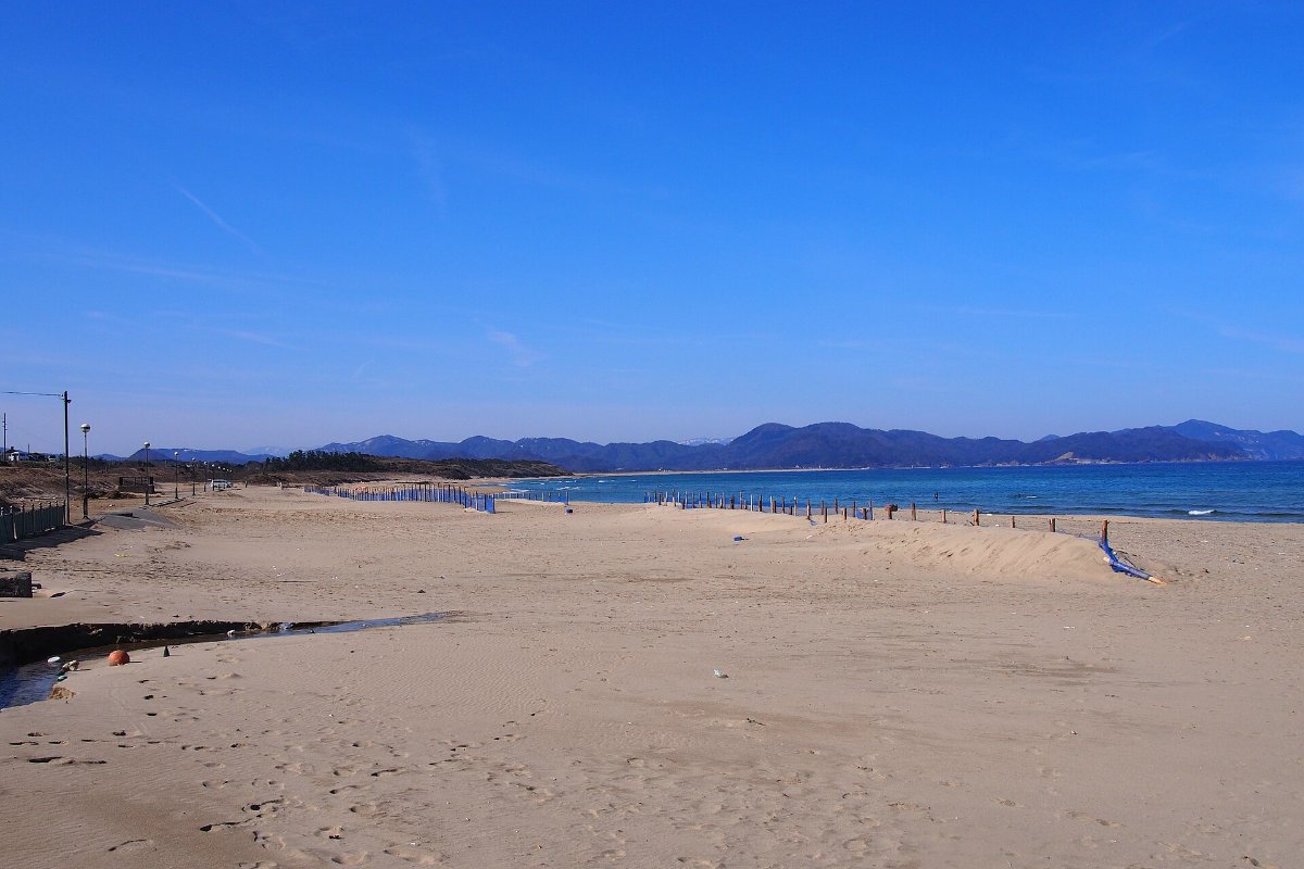 หาดทรายยาวริมทะเลญี่ปุ่นของหาดยูฮิงาอุระ เมืองเคียวทังโกะ จังหวัดเกียวโต มีคนเล่นน้ำในน้ำตื้น