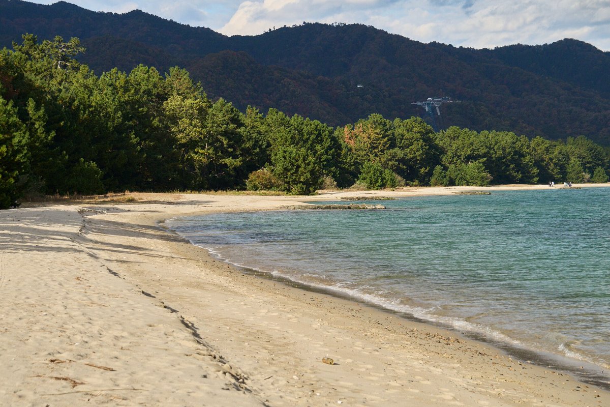 หาดทรายข้างแนวสนของอามาโนะฮาชิดาเตะ เมืองมิยาซุ จังหวัดเกียวโต มีคนเล่นน้ำทะเล