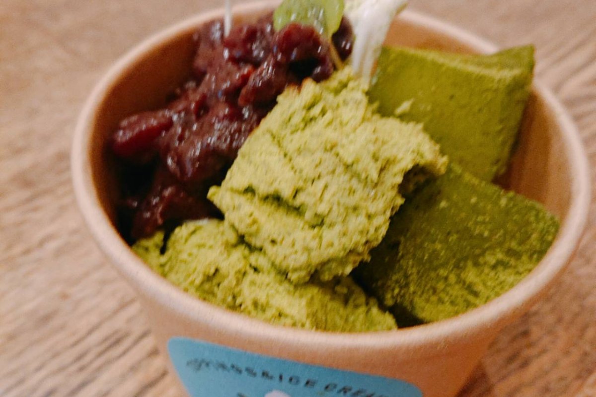 ขนมมัทฉะสีเขียวเข้มและชาเขียวในถ้วย ร้านชาเก่าย่านอุจิ เกียวโต