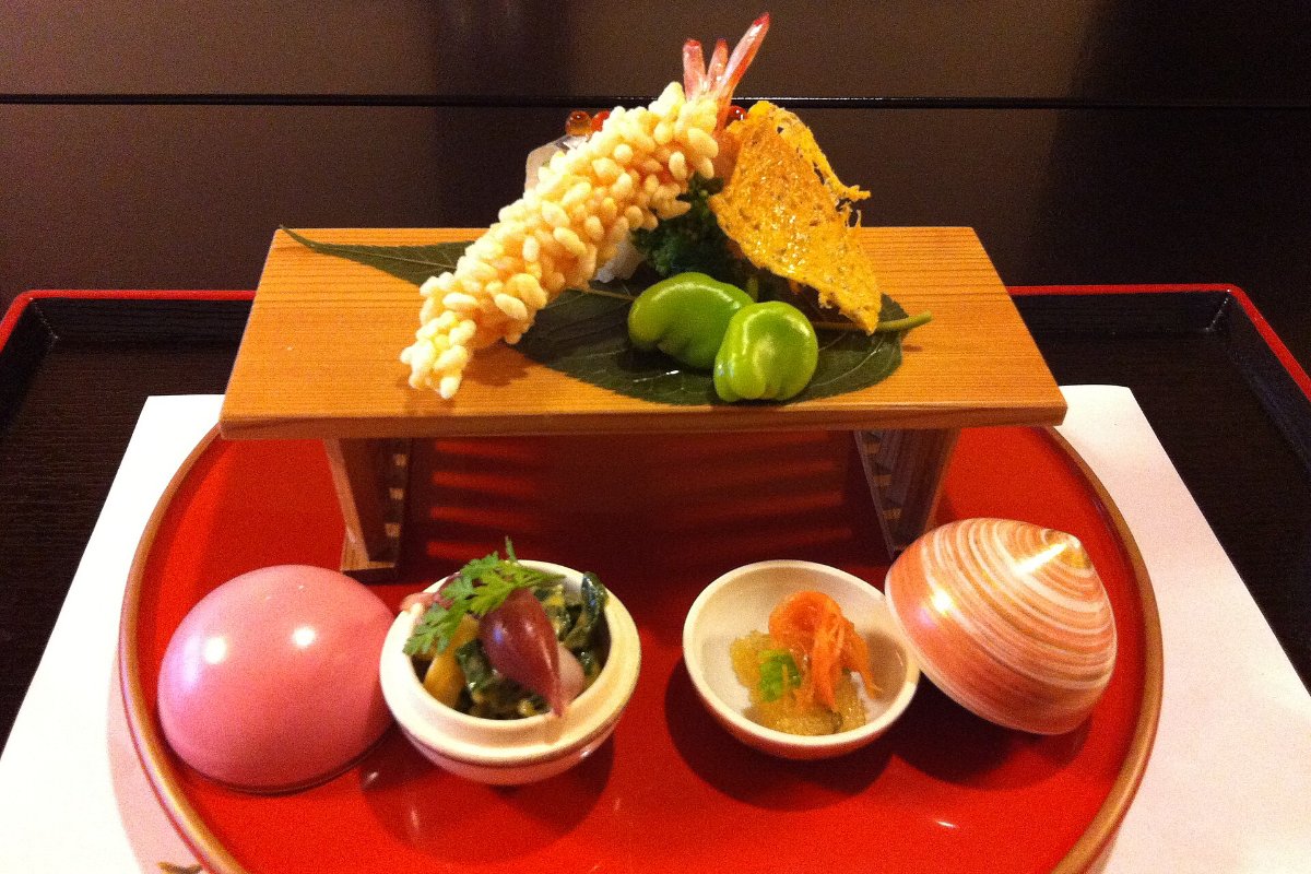 อาหารไคเซกิหลายจานจัดในถ้วยชามญี่ปุ่นตามฤดู ร้านอาหารเรียวเทย่านฮิงาชิยามะ เกียวโต