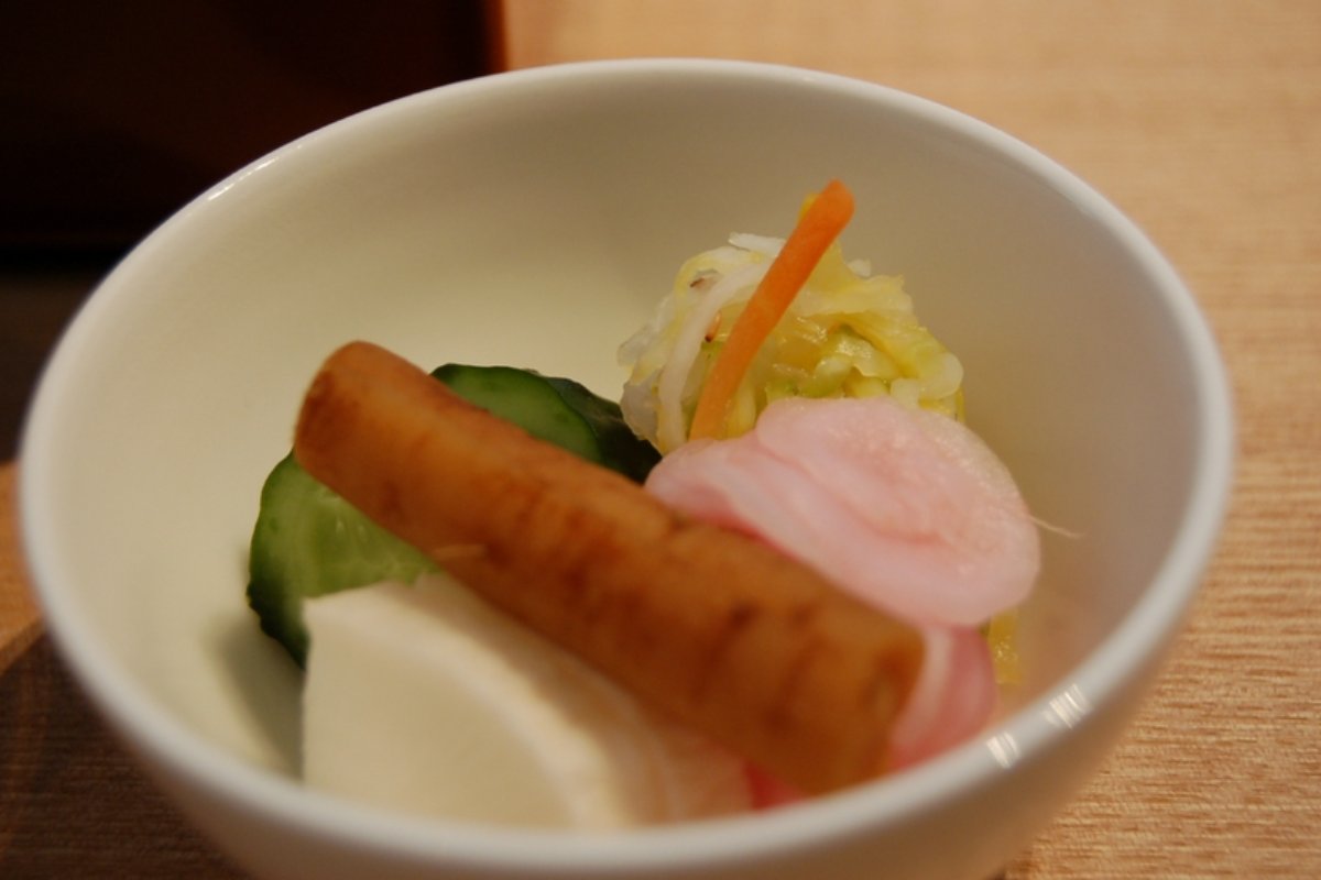 ผักดองเกียวโตหลายชนิด ทั้งหัวผักกาดหั่นบางและผักดองสีม่วง จัดในถาด ร้านผักดองในเกียวโต
