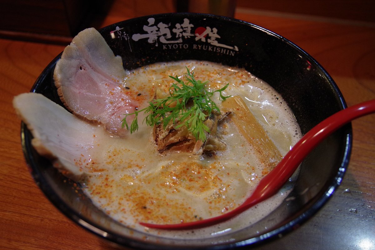 ราเมงน้ำซุปเข้มโรยต้นหอมและหมูชาชู ร้านราเมงย่านอิจิโจจิ เกียวโต