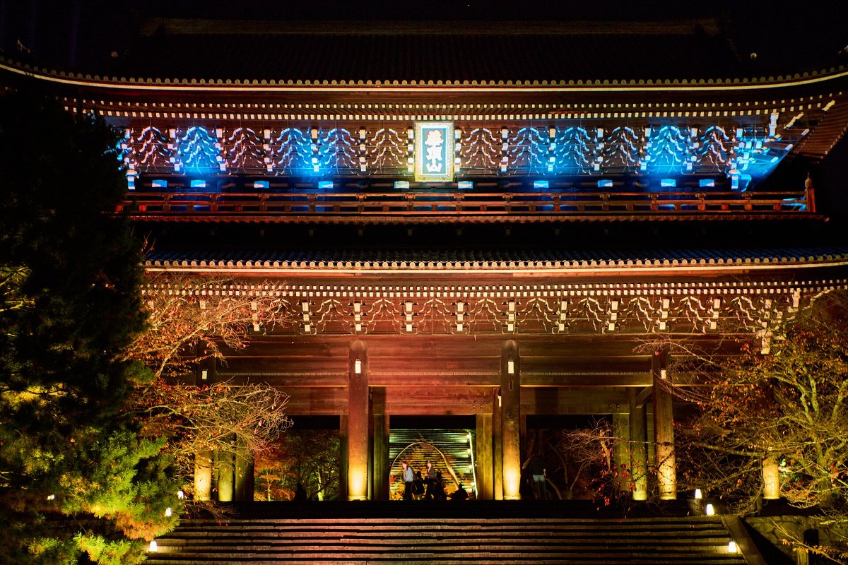 สวนของวัดโชเรนอินเปิดไฟตอนกลางคืน ป่าไผ่เรืองแสงสีน้ำเงิน ย่านฮิงาชิยามะ เกียวโต
