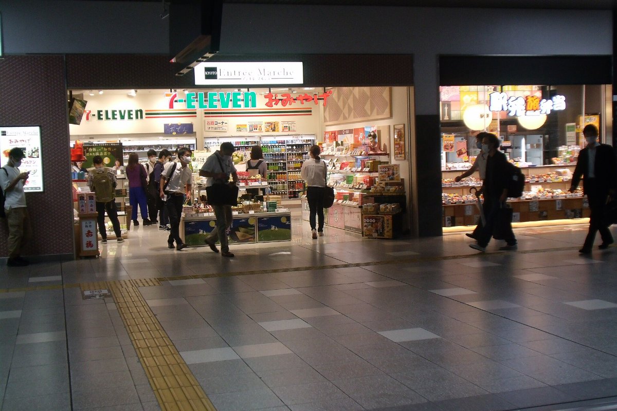 ร้านขายของฝากและขนมกล่องเรียงในอาคารสถานีเกียวโต