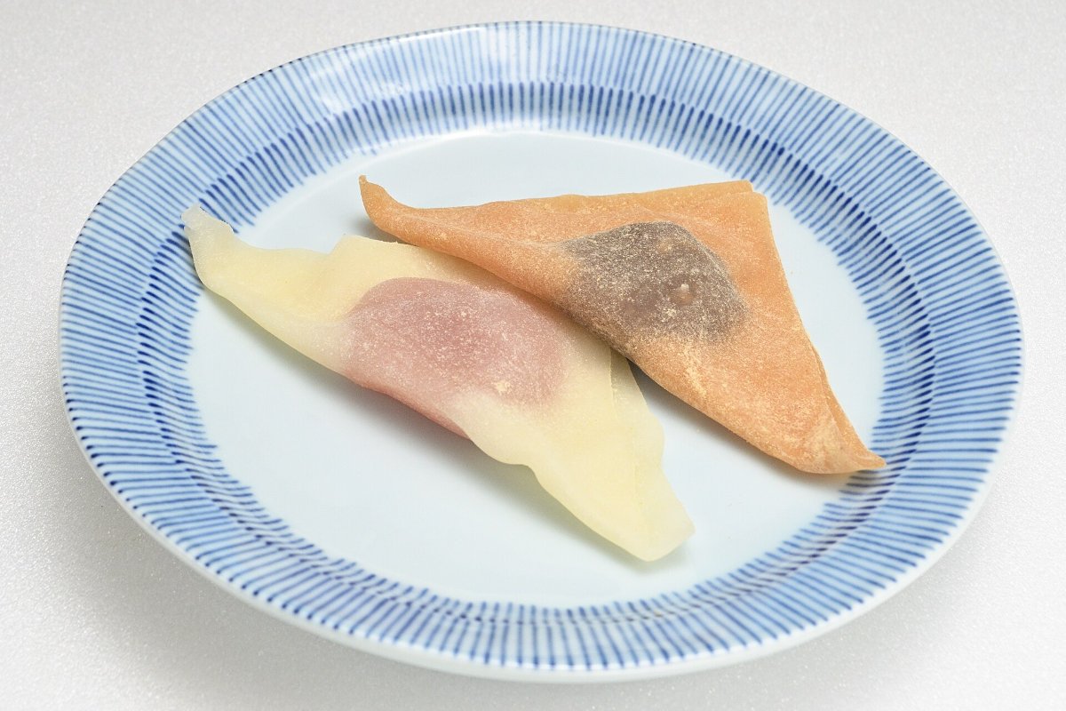 ยัตสึฮาชินิ่มไส้ถั่วแดงและยัตสึฮาชิอบวางในกล่อง ร้านยัตสึฮาชิย่านโชโกอิน เกียวโต