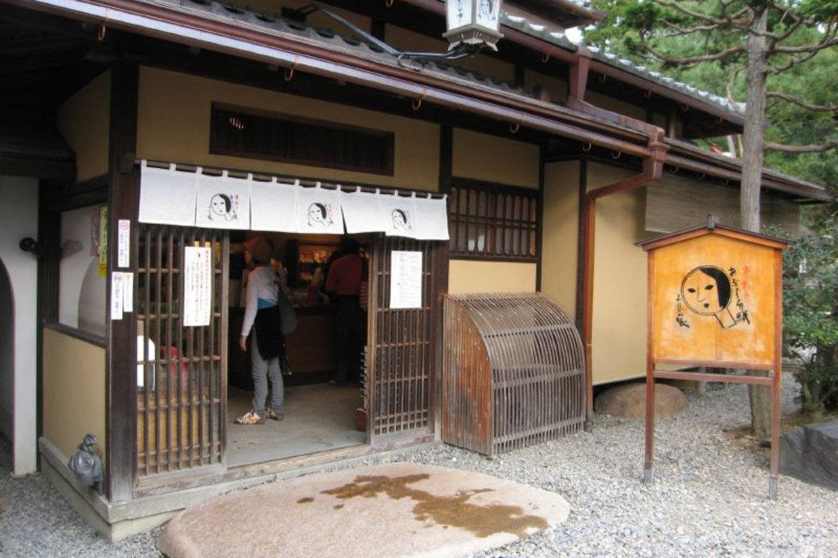 กระดาษซับหน้ามันในซองลายหน้าผู้หญิง วางเรียงที่ร้านโยจิยะ เกียวโต