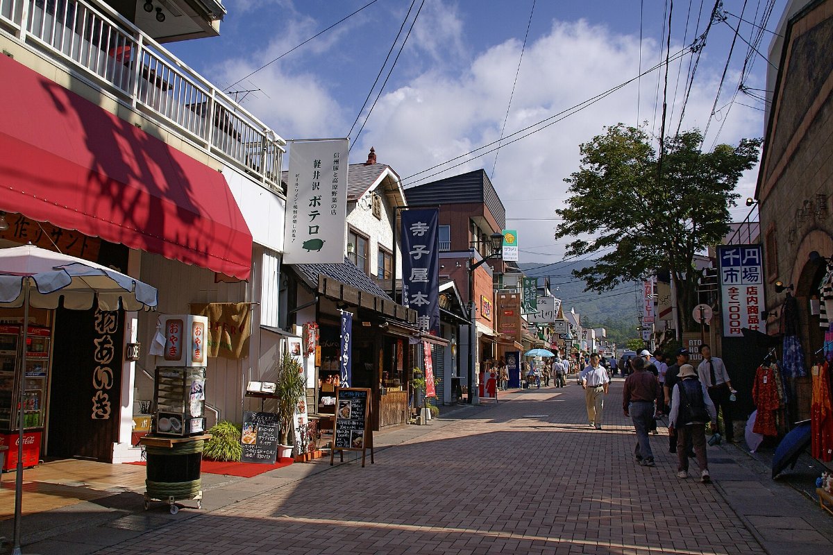 ร้านค้าบนถนนคิวคารุอิซาวะกินซ่า