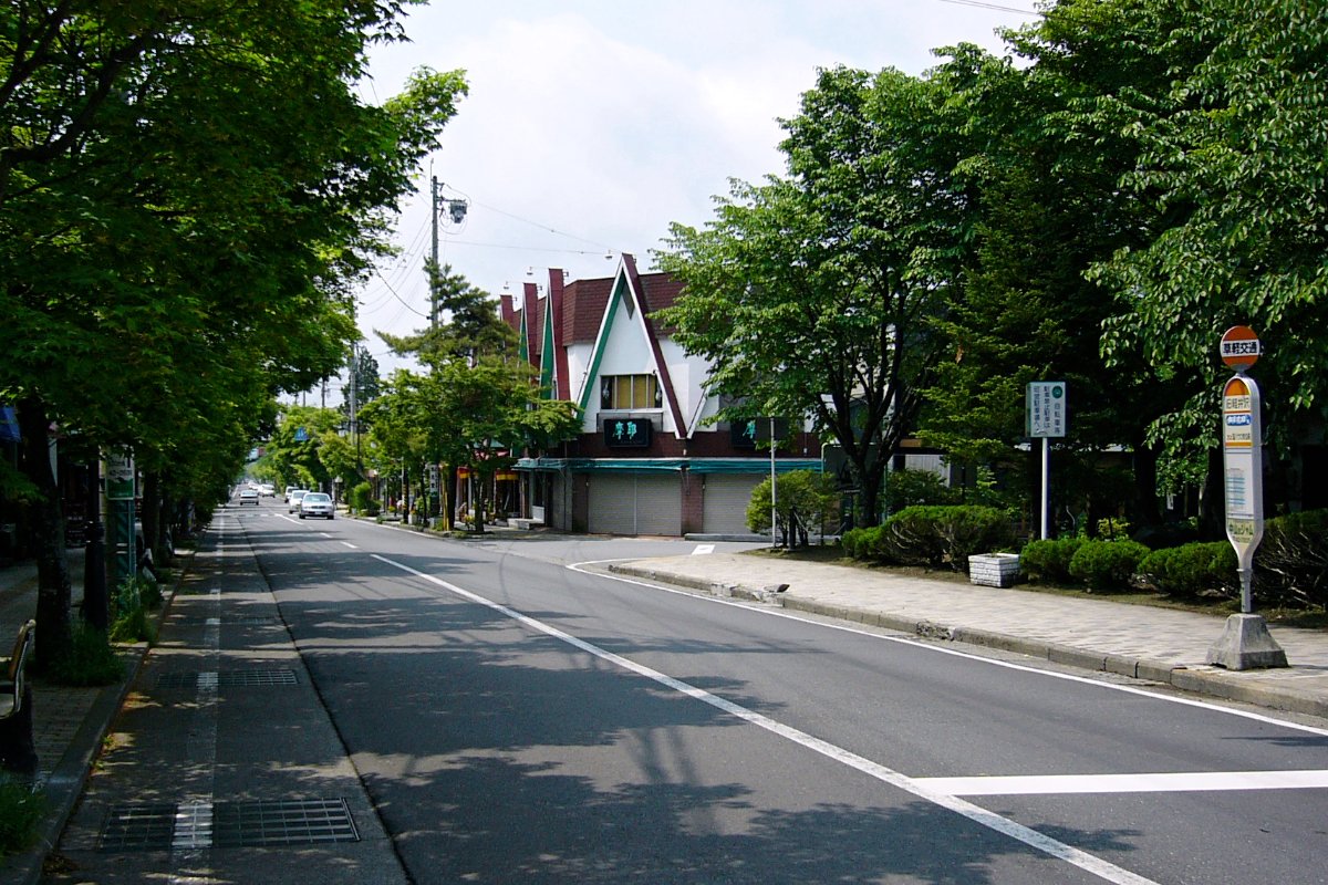 ถนนร่มรื่นทางไปสระคุโมบะ