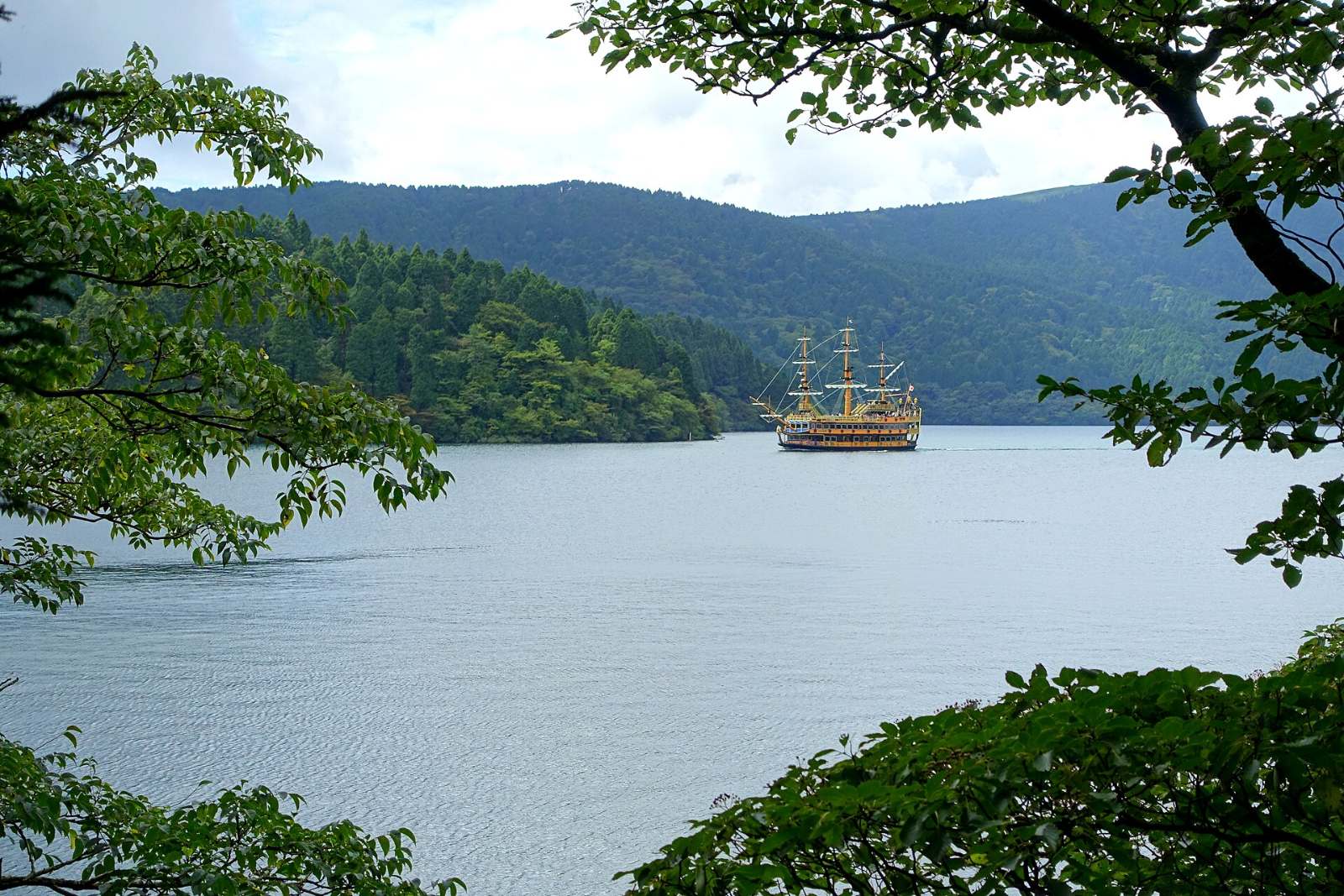 เรือโจรสลัดฮาโกเน่ล่องผ่านภูเขาสีเขียว