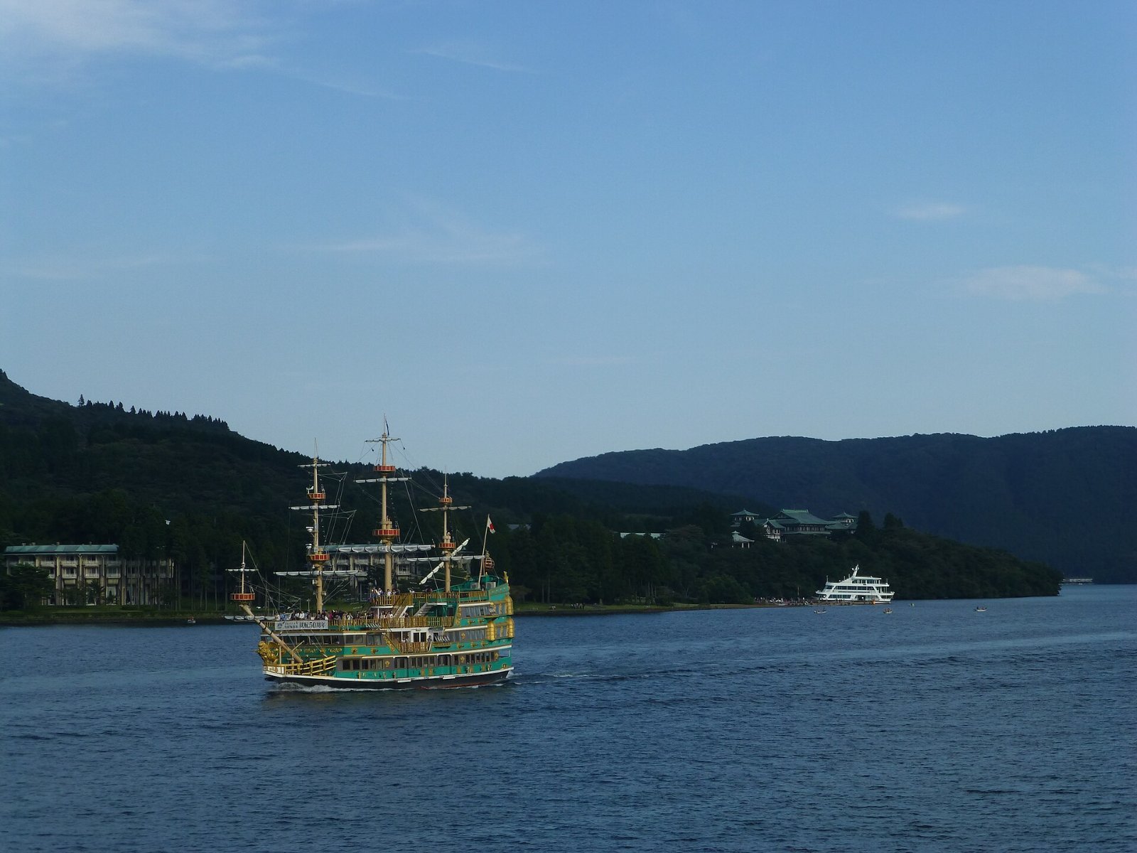 ทะเลสาบอาชิและเรือท่องเที่ยวในฮาโกเน่