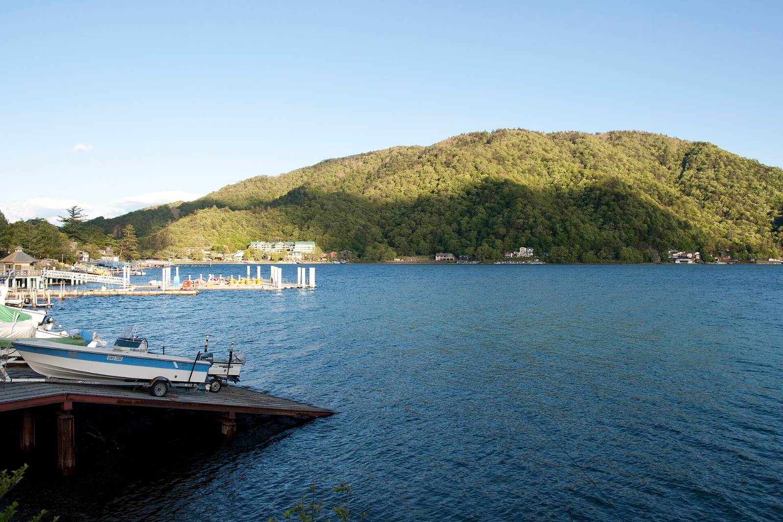 ท่าเรือและเรือบนทะเลสาบชูเซ็นจิ