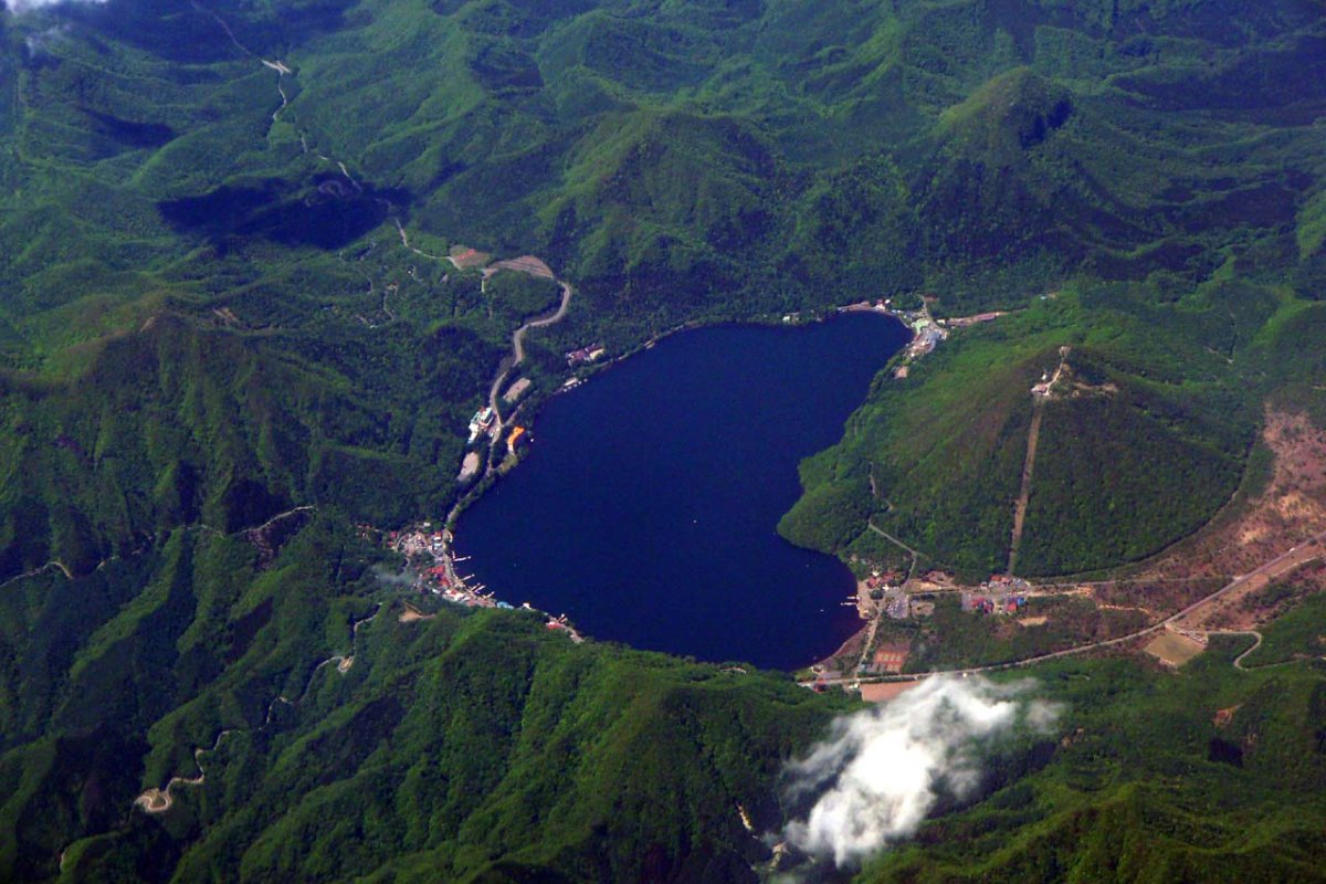 ทะเลสาบฮารุนะในแอ่งปล่องภูเขาไฟมองจากที่สูง