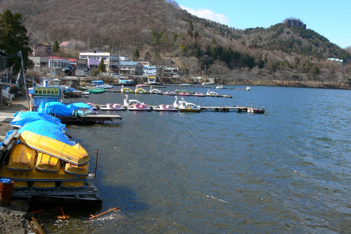 ท่าเรือและเรือถีบริมทะเลสาบฮารุนะ