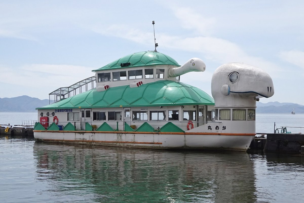 เรือรูปหงส์ล่องทะเลสาบอินาวาชิโระ