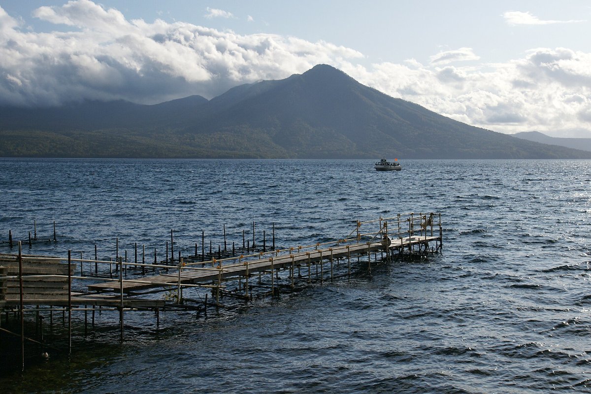 ผิวน้ำใสของทะเลสาบชิโกสึและท่าเรือไม้