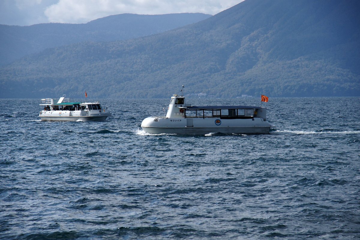 เรือชมทะเลสาบแล่นบนทะเลสาบชิโกสึ