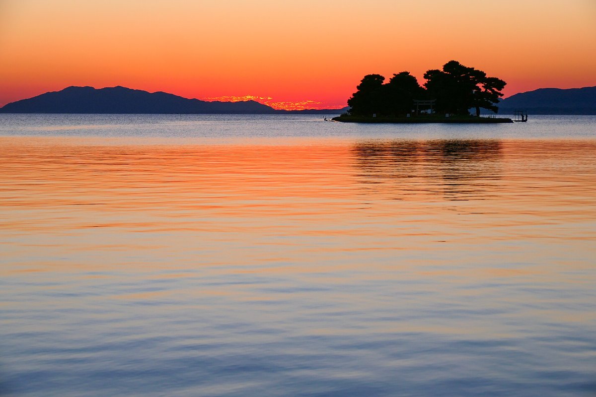 พระอาทิตย์ตกเหนือทะเลสาบชินจิกับเกาะโยเมงาชิมะ