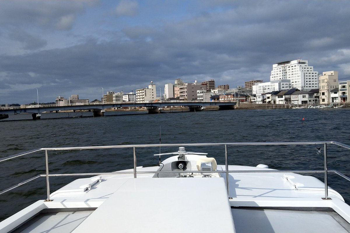 เรือชมทะเลสาบชินจิแล่นจากท่าเรือในเมืองมัตสึเอะ