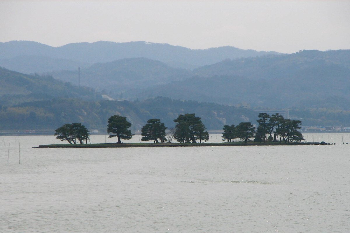 เกาะโยเมงาชิมะกลางทะเลสาบชินจิในวันฟ้าครึ้ม