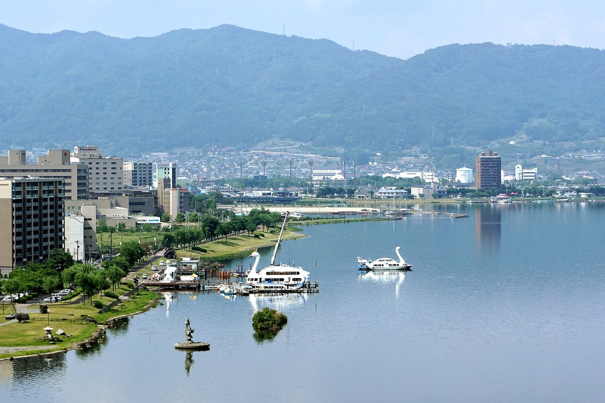 ทะเลสาบสุวะและเมืองสุวะ