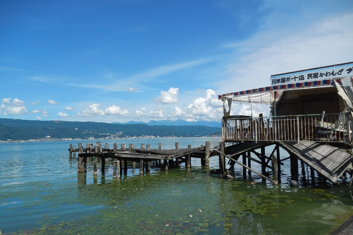 ท่าเรือริมทะเลสาบสุวะ