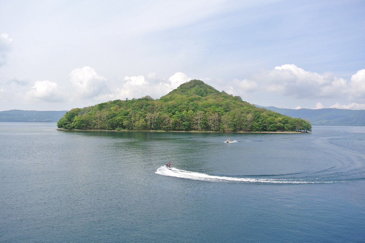 เกาะนากาจิมะกลางทะเลสาบโทยะ