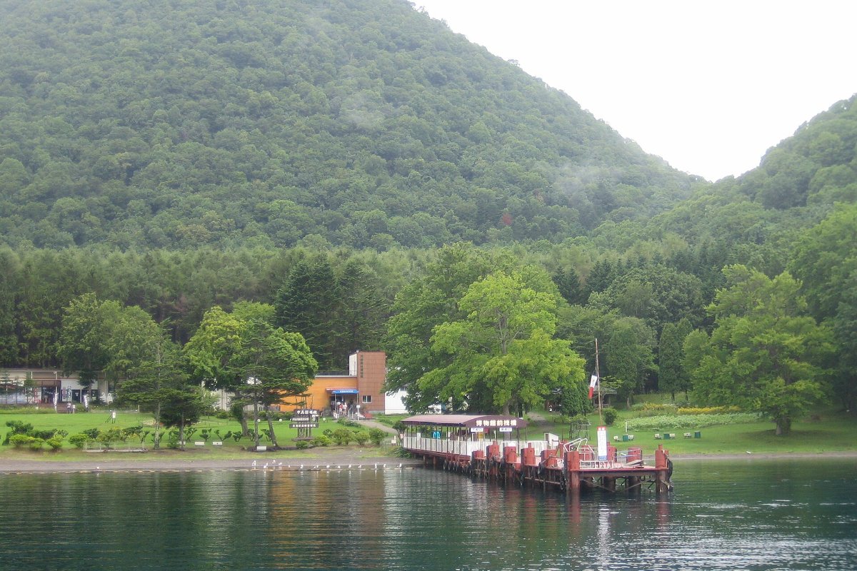 ท่าเรือและเรือท่องเที่ยวริมทะเลสาบโทยะ