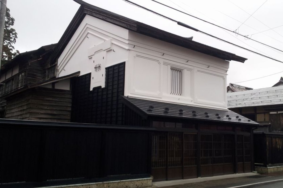 โกดังคุระผนังขาวที่ซ่อนอยู่ในบ้านย่านมาสุดะ