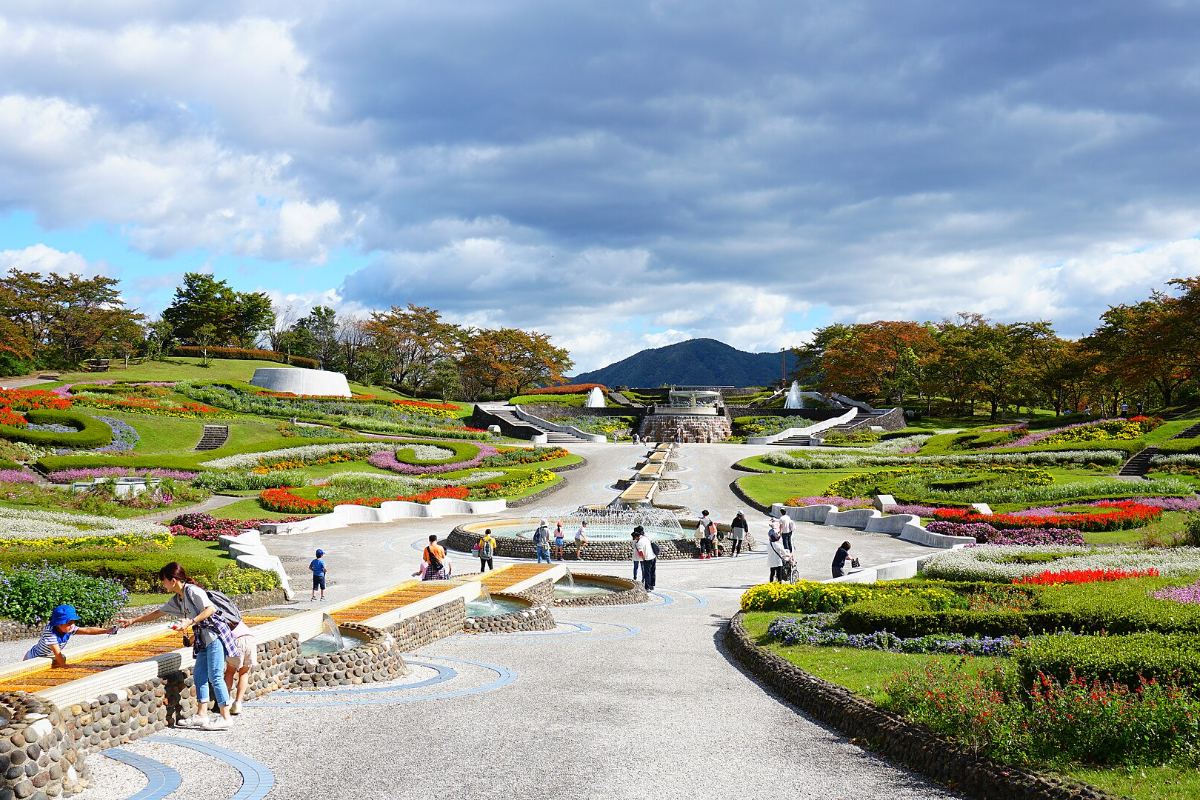 แปลงดอกไม้หลากสีในลานอิโรโดริ สวนมิจิโนกุ