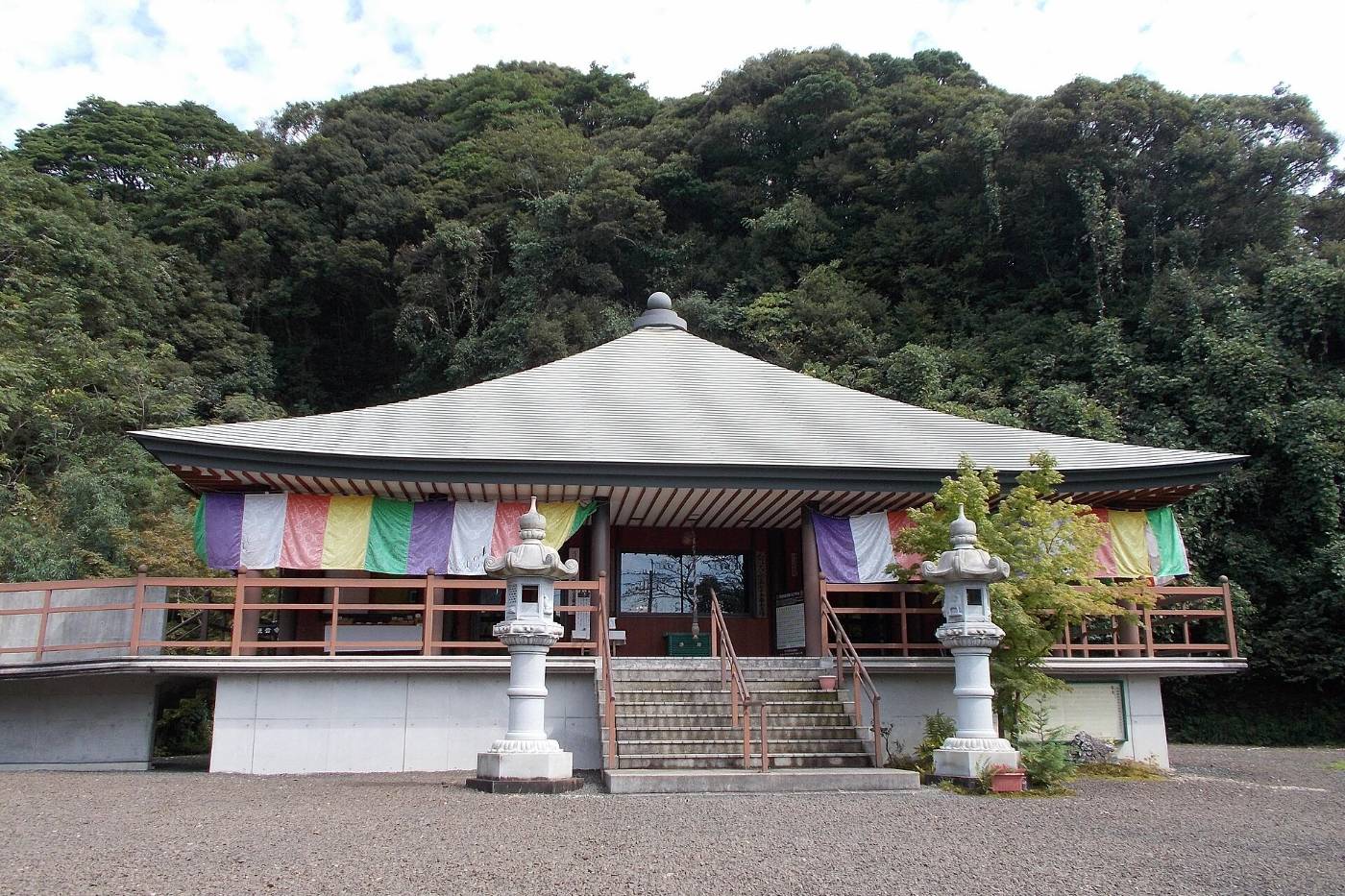 เขตวัดและสวนของวัดมิฮาชิคันนงจิ ก่อนถึงสะพานหิน
