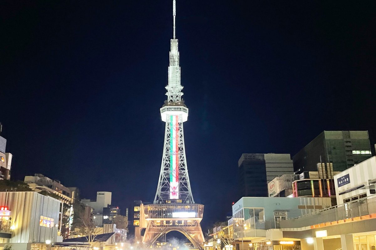 มิไรทาวเวอร์เปิดไฟยามค่ำคืน