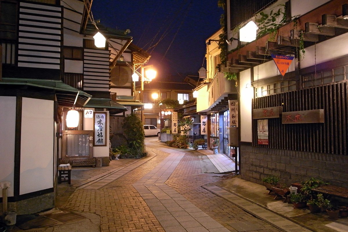ถนนเมืองออนเซ็นมิซาสะยามค่ำ