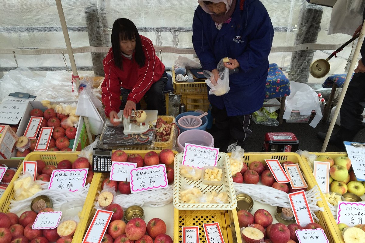 ผักและผลไม้ตามฤดูกาลในตลาดเช้า