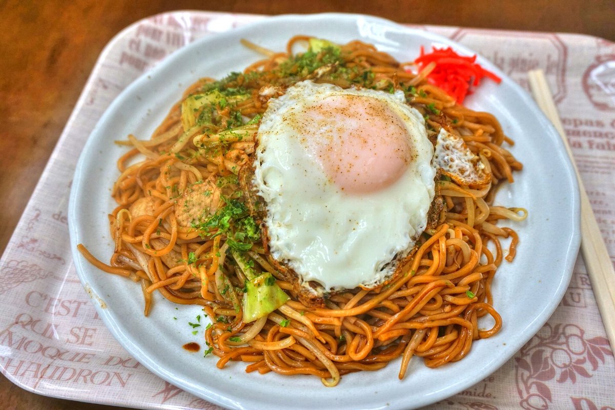 ยากิโซบะอิชิโนมากิ เส้นสีน้ำตาลหน้าไข่ดาว