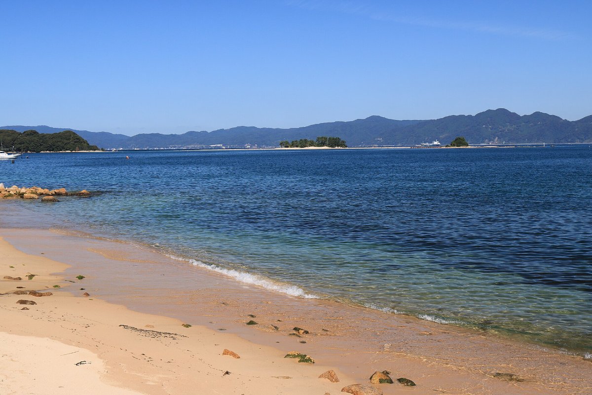 ชายหาดอิโระฮามะมองเห็นเกาะมิซึชิมะไกล ๆ