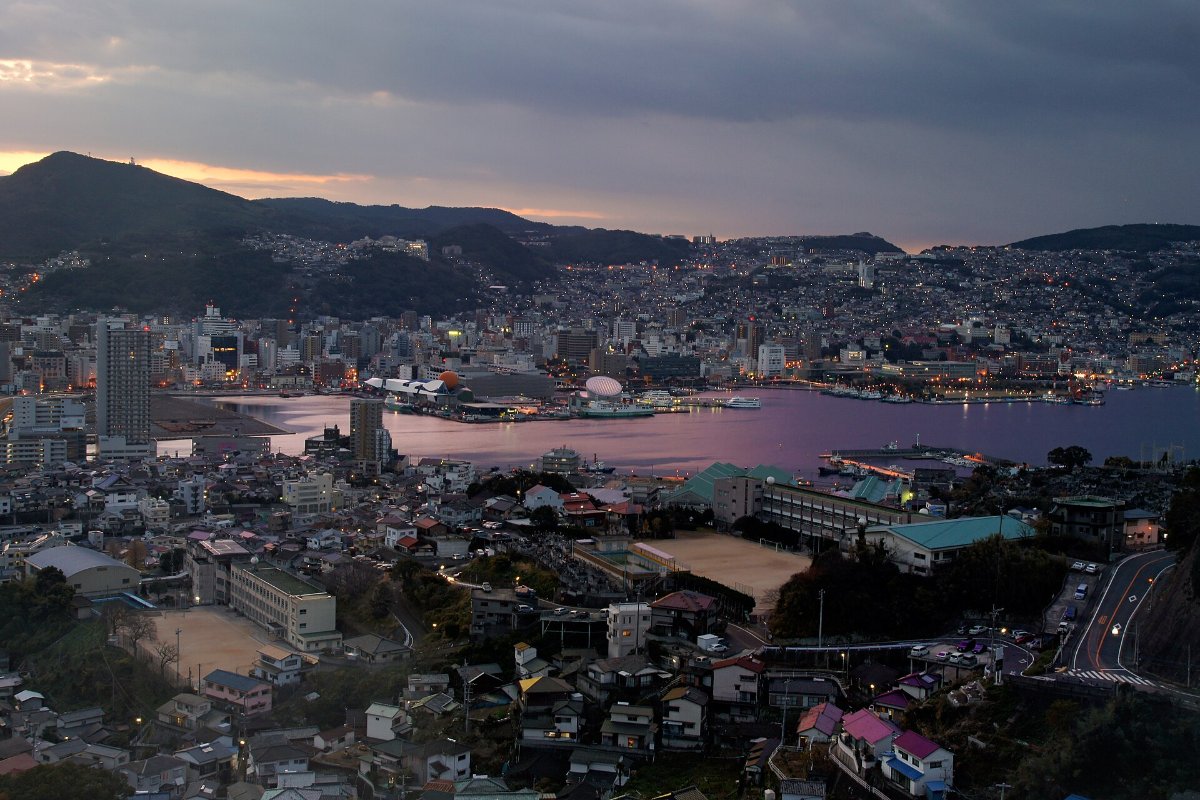 วิวเมืองนางาซากิช่วงพลบค่ำจากภูเขาอินาสะ