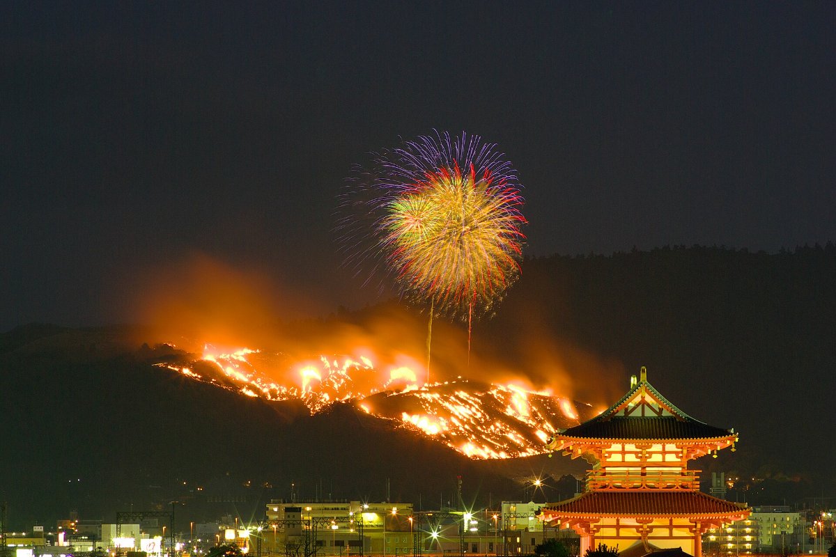 งานเผาภูเขาวากากุสะยามค่ำพร้อมพลุ