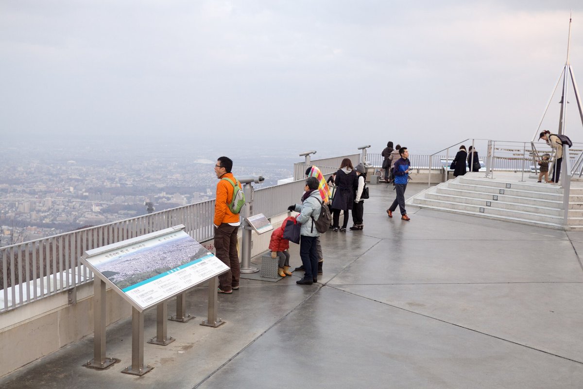 นักท่องเที่ยวยืนชมวิวที่ลานชมวิวบนยอดภูเขาโมอิวะ