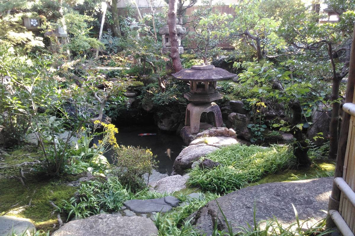 สวนญี่ปุ่นกับโคมหินในบ้านซามูไร