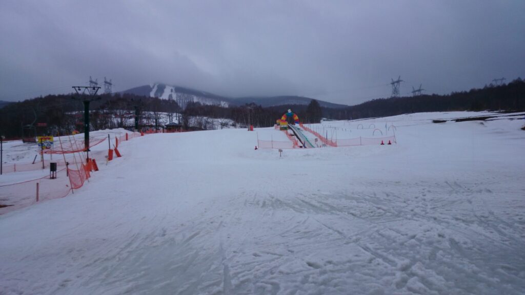 ลานสกีด้านล่างของ Blanche Takayama พร้อมสายพานหิมะ ภาพในอดีต