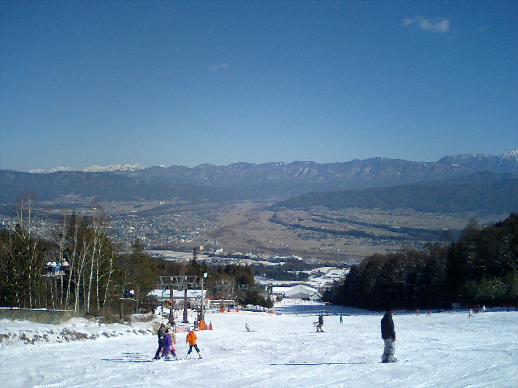 ลานหิมะของ Ina Ski Resort มองลงสู่อีนะวัลเลย์ ภาพเดือนธันวาคม 2005