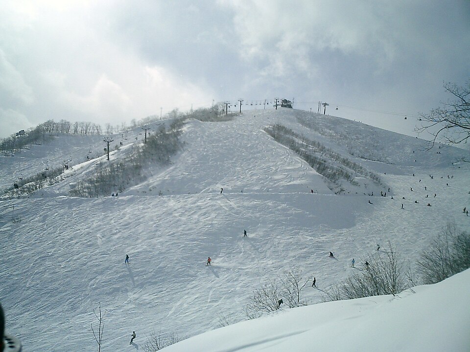 ลานสกีอิวาทาเกะในฤดูหนาว มีผู้เล่นและลิฟต์บนภูเขา