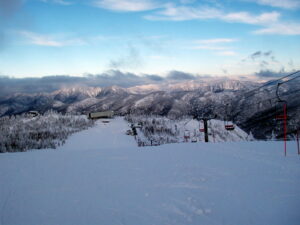 สกีโอคุชิงะ โคเก็น นากาโน่ เลือกฐานเริ่มเล่นพร้อมสวนเด็กฟรีและ Downhill