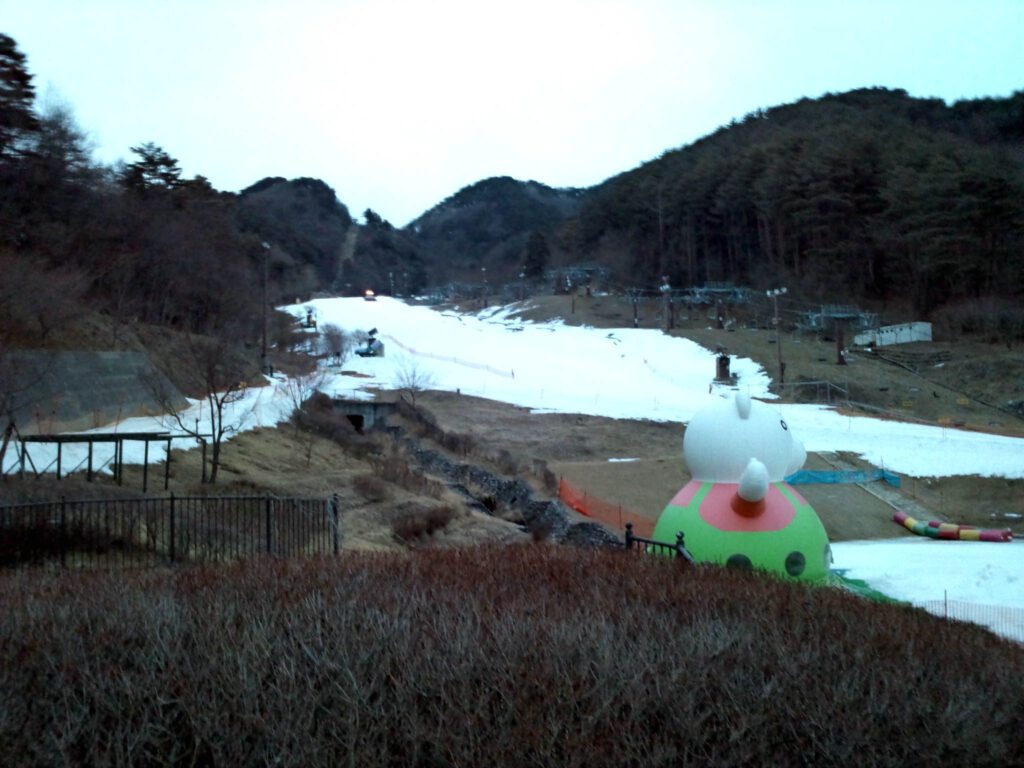 ลานสกีฝั่งใต้ของ Saku Ski Garden Parada ในภาพอดีตปี 2013 ไม่ใช่สภาพหิมะปัจจุบันหรือจุดรับบริการฝั่งเหนือ