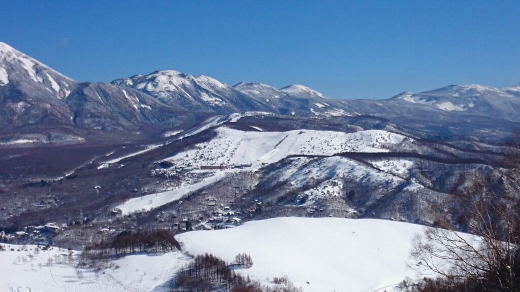 ลานสกี Shirakabako Royal Hill และทะเลสาบจากฝั่ง Kurumayama ในฤดูหนาว
