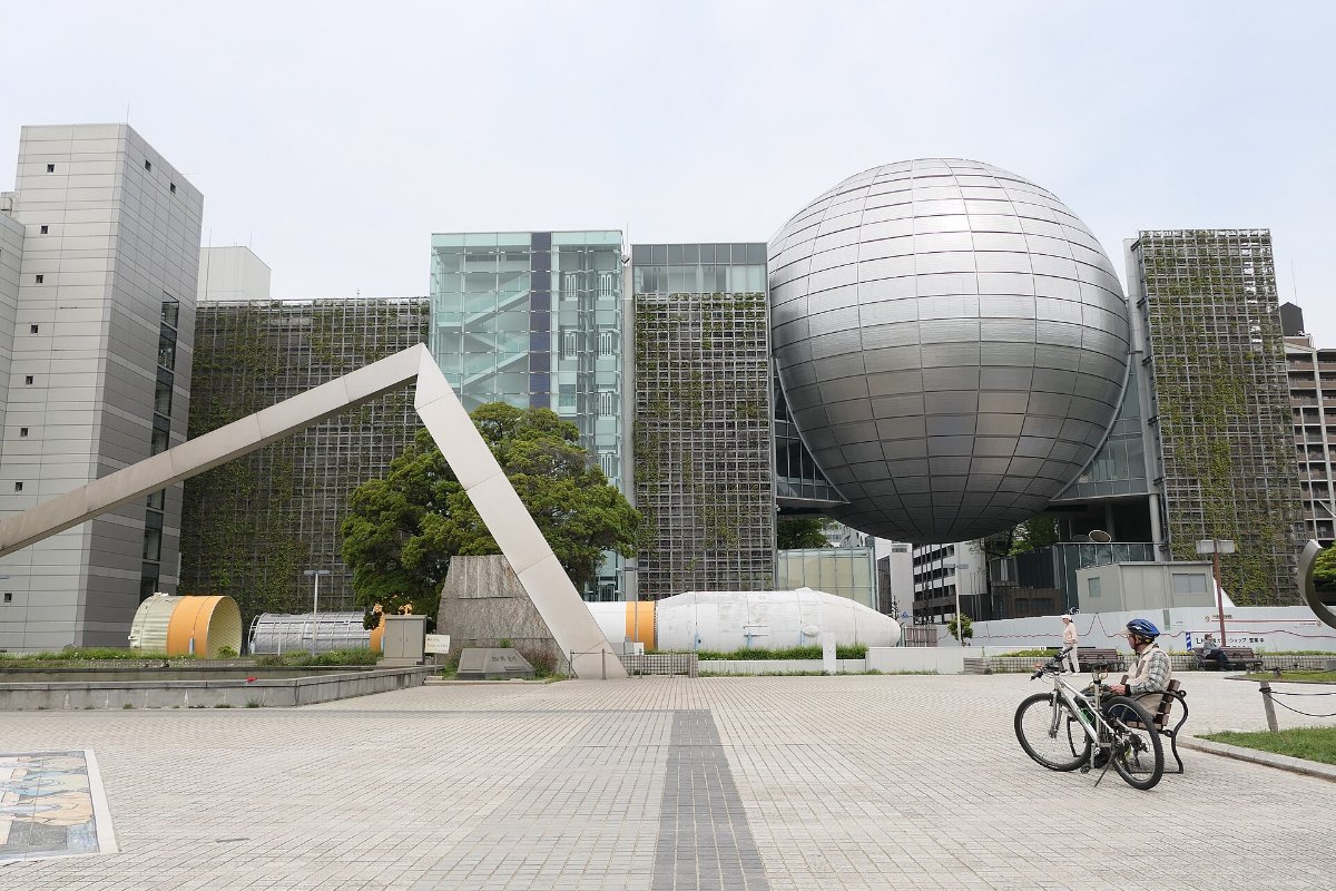 อาคารพิพิธภัณฑ์วิทยาศาสตร์เมืองนาโกย่ากับโดมทรงกลม