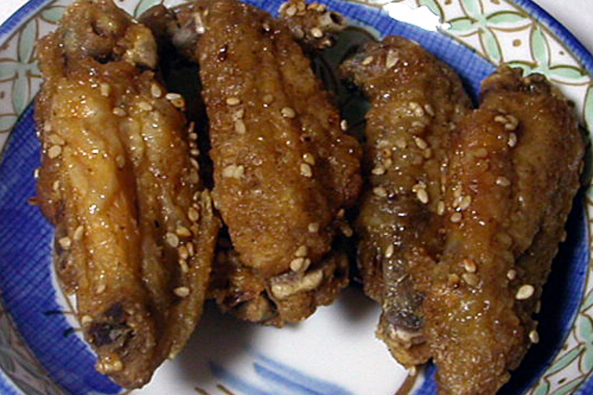 เทบาซากิ ปีกไก่ทอดราดซอสหวานเผ็ดโรยงา