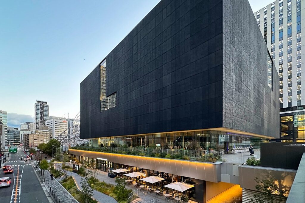 พิพิธภัณฑ์ศิลปะนากาโนชิมะโอซาก้า｜อาคารสีดำ ผลงาน 7,000 ชิ้น