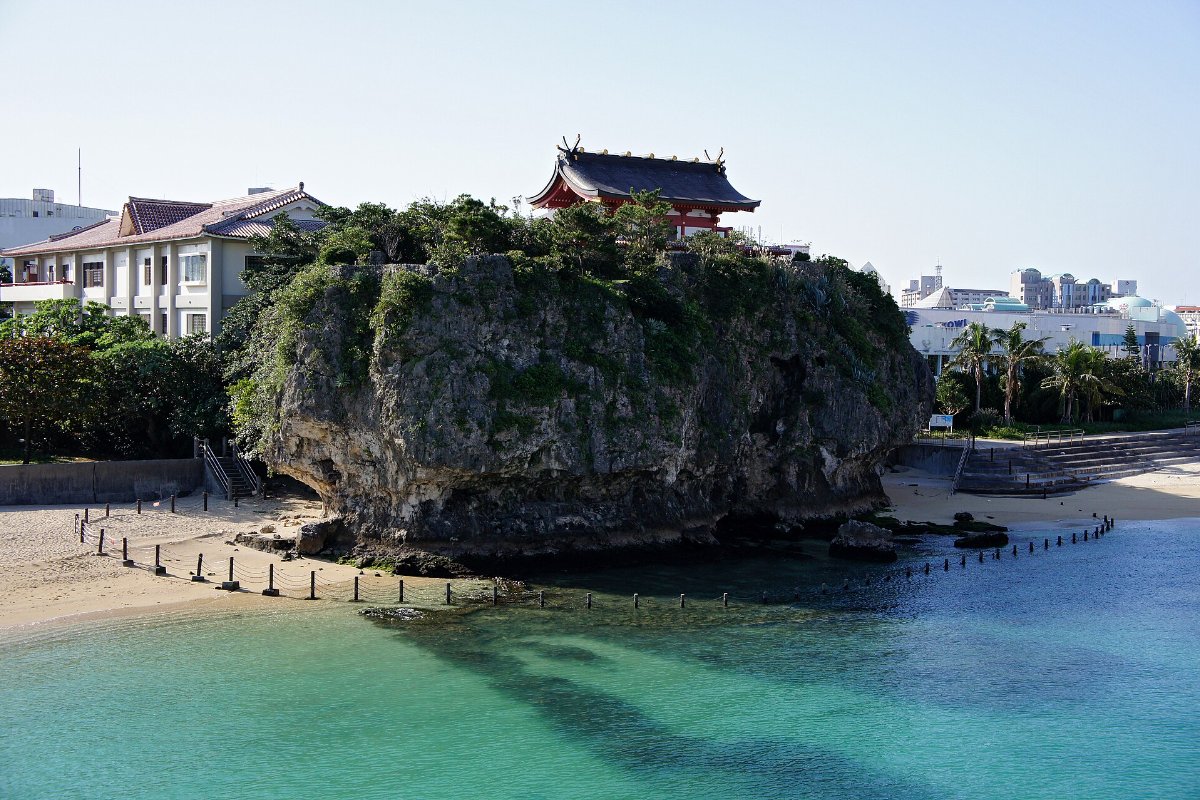 หน้าผาที่ตั้งศาลเจ้านามิโนอุเอะและหาดนามิโนอุเอะ